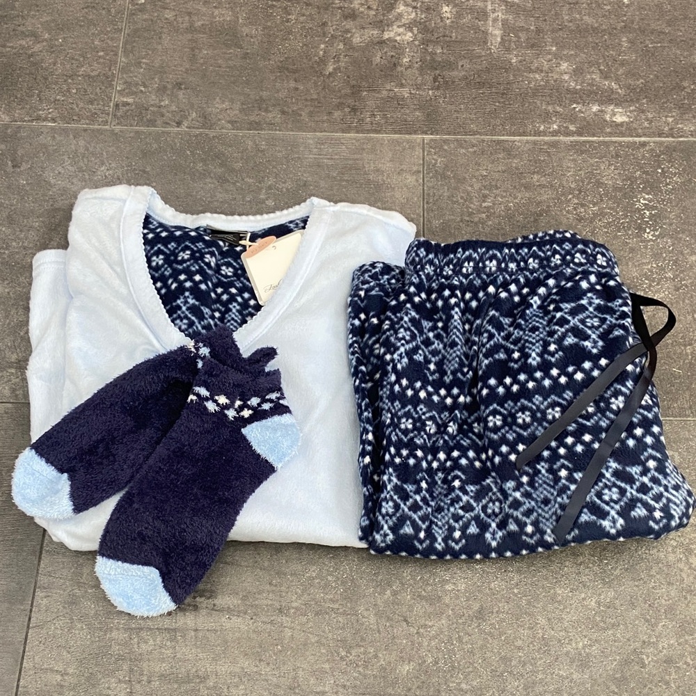 NWT Cozy Blue Patterned Pajama Set with matching socks